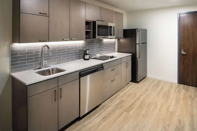 جناح بسرير كينج بغرفة نوم واحدة مع أريكة بمطبخ، Hyatt House Auburn Hills Detroit 3/5