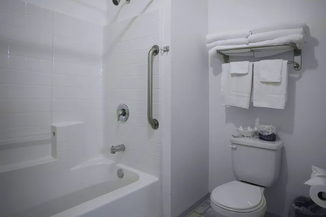 جناح بسرير كينج وسريرين كوين بغرفتي نوم، Oceanview Inn 4/4