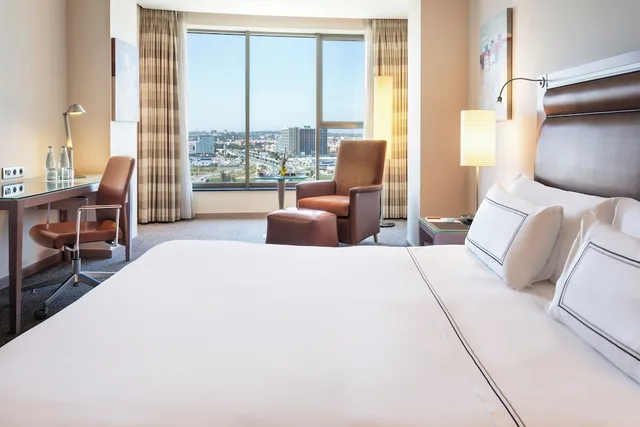 Melia, King Bed, City View، Melia Valencia Palacio de Congresos Formely Hilton Valencia 2/5