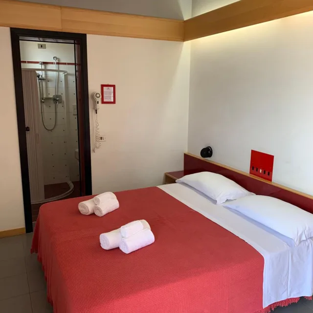 غرفة بسرير مزدوج بإطلالة جزئية على البحر، Hotel Giglio 2/4