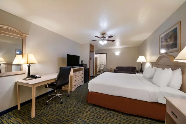 جناح كبير بسرير كينج لذوي الإعاقة، SureStay Hotel by Best Western Falfurrias 2/7