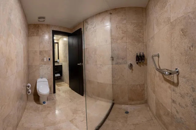 جناح جونيور، Wyndham Quito Airport 10/10