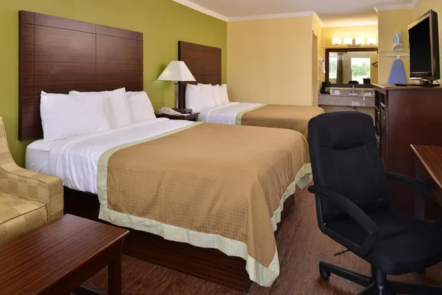 غرفة بسرير كوين، Americas Best Value Inn Suites Winona 2/3