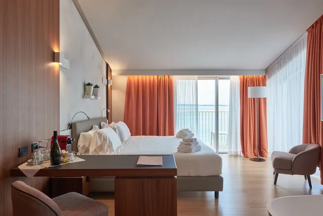جناح جونيور بسرير كوين بإطلالة على البحيرة، Hotel Ocelle Thermae & Spa 5/10