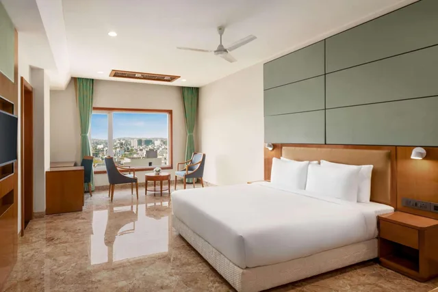 غرفة بريميوم بسرير كينج، Howard Johnson by Wyndham Udaipur Roop Nagar 1/5