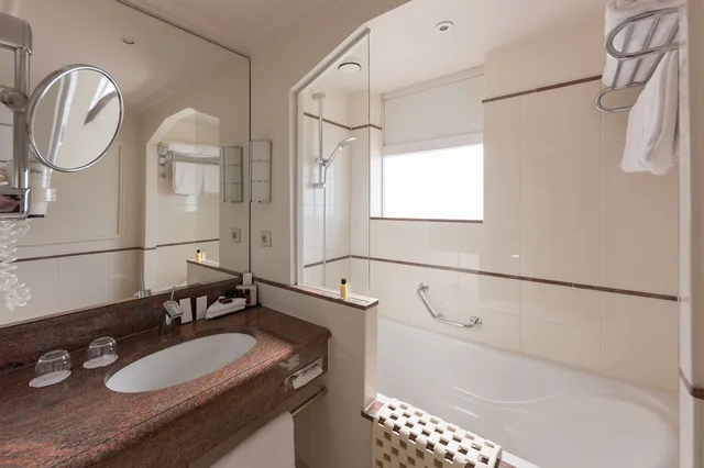 غرفة تنفيذية بسرير كينج بإطلالة على البحر، Grand Hotel Amrath Kurhaus 7/7