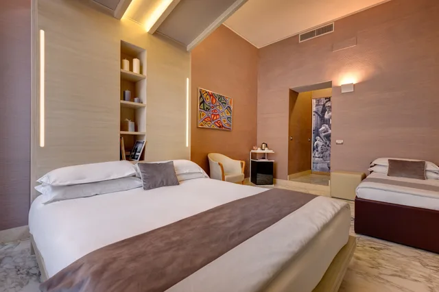 غرفة ثلاثية بسرير مزدوج وسرير فردي، Dharma Luxury Hotel & Spa 3/8