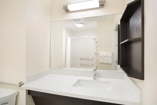جناح استوديو بسرير كوين بحوض استحمام لذوي الإعاقة، CANDLEWOOD SUITES LONGMONT 2/6
