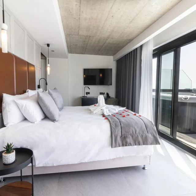 جناح بجاكوزي، The Londoner Hotel Sliema 1/10