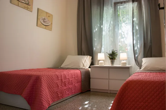 City, Apartment, Queen and Twin Beds, Sofa، Alexandra Apartments 2/5