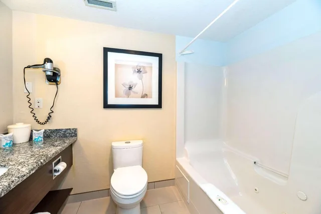 غرفة بسرير كينج بشرفة، Prestige Riverside Lodge Quesnel 4/5