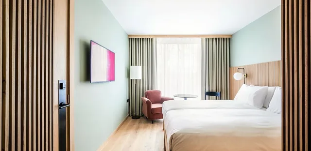 Room, Twin Beds, Mollies Motel 2/3