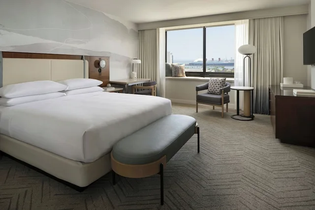 Room, King Bed, Harbour View, Balcony, Corner, Marriott Long Beach Downtown 1/5