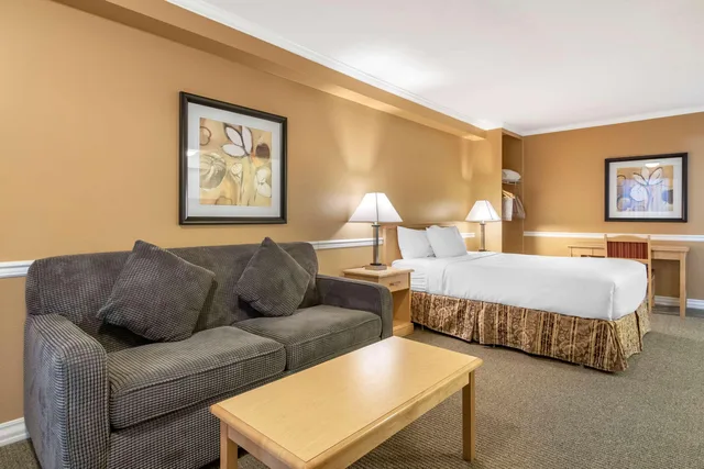 Room, 2 Queen Beds, Sofa, Exterior Entrance، Econo Lodge Inn & Suites Kelowna 1/2