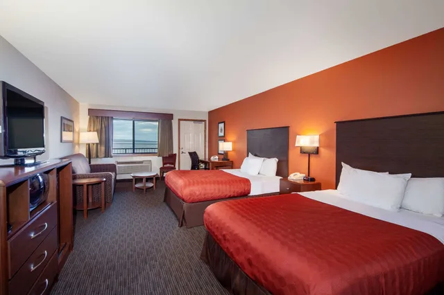جناح سوبيريور بسريرين كوين بإطلالة على البحيرة، AmericInn by Wyndham Ashland 1/3