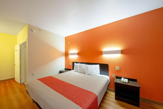 غرفة بسرير كينج للمدخنين، Motel6 Rhome, TX 2/10