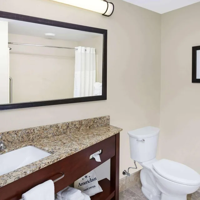 جناح استوديو بسرير كينج بحوض استحمام لذوي الإعاقة، AmericInn by Wyndham Waupun 3/3