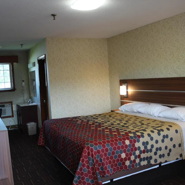 غرفة بسرير كينج، American Inn 1/10