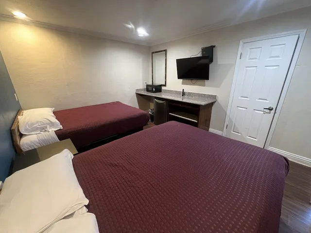 Deluxe, 2 Double Beds, Harris Motel 2/4