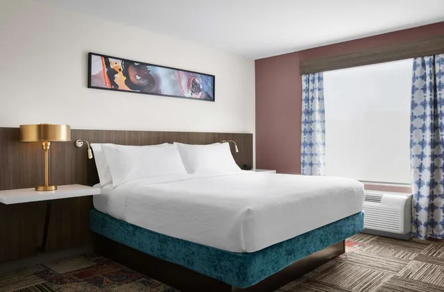 جناح بسرير كينج بغرفة نوم واحدة مع أريكة، Hilton Garden Inn Las Vegas/Henderson 1/1