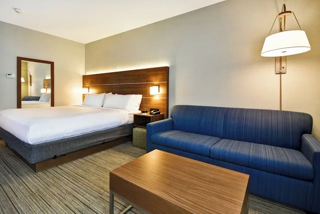 غرفة قياسية بسرير كينج مع أريكة، Holiday Inn Express Newport North - Middletown 6/10
