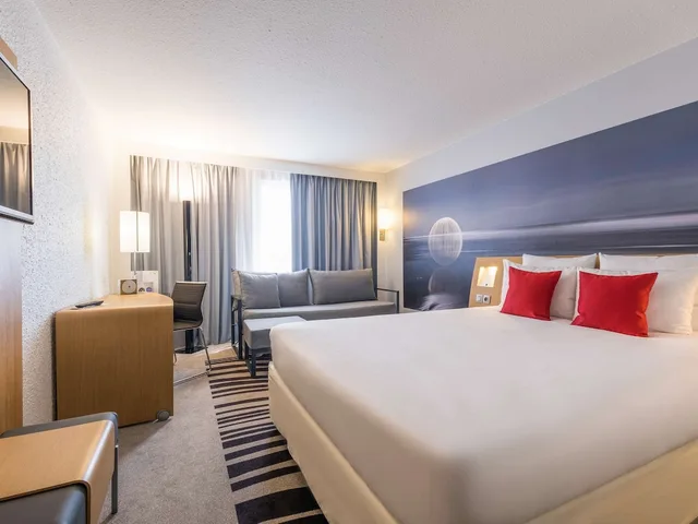 غرفة كلاسيكية بسرير مزدوج وسرير فردي بإطلالة على المسبح، NOVOTEL LIMOGES LE LAC 4/10