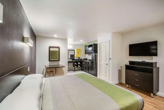 1 King Bed - Mobil Acc Ri Shwr Nsmk Kitchen، Studio6 Huntsville, TX 2/9