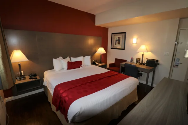 غرفة بسرير كينج بشرفة، Ramada by Wyndham San Diego Airport 2/5