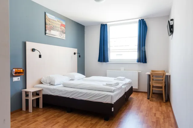 Room, Single, Twin Beds, a&o Wien Hauptbahnhof 4/10