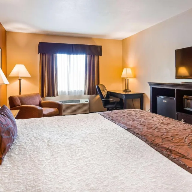 غرفة بسرير كينج بحوض استحمام لذوي الإعاقة، Best Western Plus Corning Inn 1/3