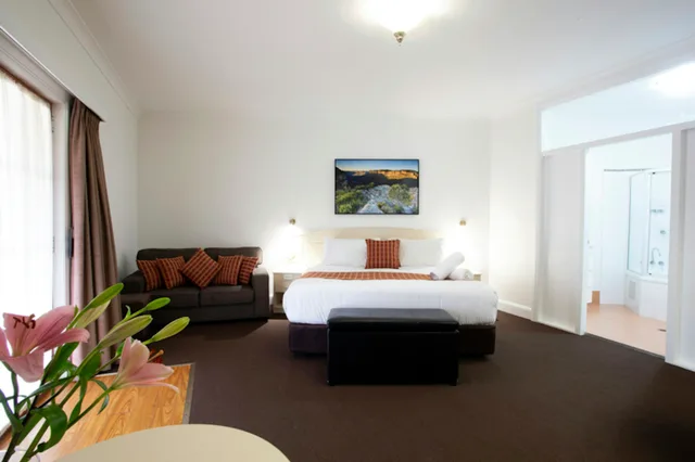غرفة تنفيذية بسرير كينج، BOWEN INN MOTEL 1/1