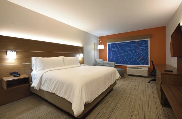 غرفة قياسية بسرير كينج بحوض استحمام لذوي الإعاقة، Holiday Inn Express and Suites Houston North Woodlands Area 1/4