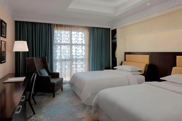 غرفة سوبيريور ديلوكس بسريرين منفصلين بإطلالة على البحر بشرفة، Sheraton Sharjah Beach Resort Spa 5/9
