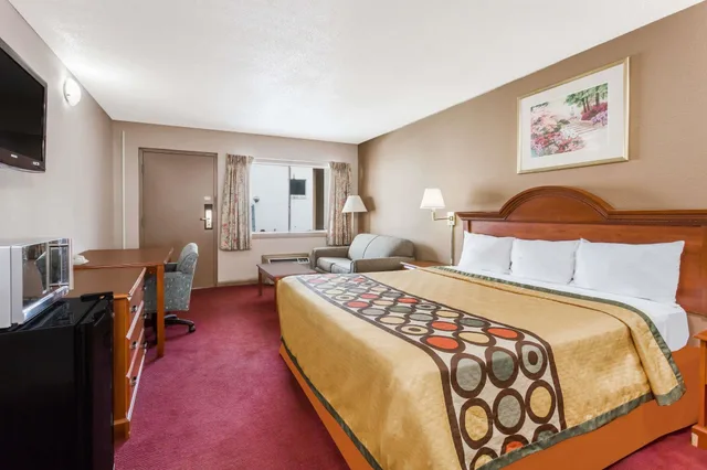 غرفة قياسية بسرير كينج، Super 8 By Wyndham Greensboro 1/4