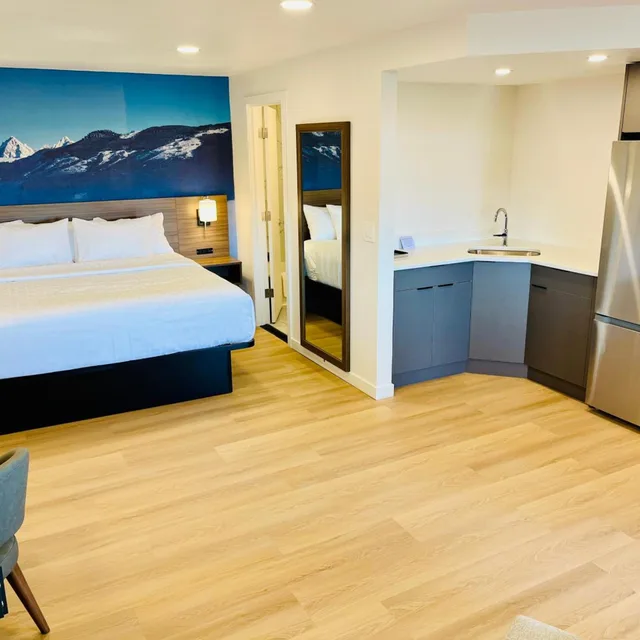 Efficiency, King Bed، Clarion Pointe Mount Vernon - Burlington WA 2/4
