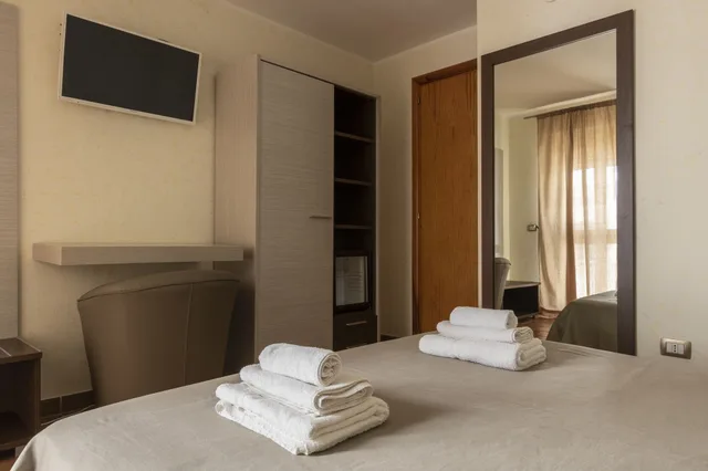 غرفة ثلاثية بسرير كوين وسرير فردي، B&B Vittoria 1/9