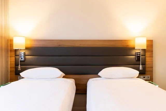 غرفة بسريرين منفصلين، Moxy Paris Charles de Gaulle Airport 5/7