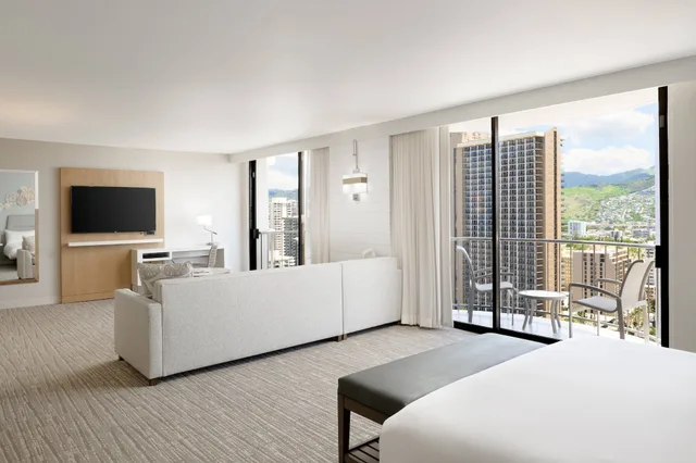 جناح جونيور عائلي بسرير كينج وسريرين مزدوجين بإطلالة على المدينة بشرفة، Waikiki Beach Marriott Resort and Spa 4/7