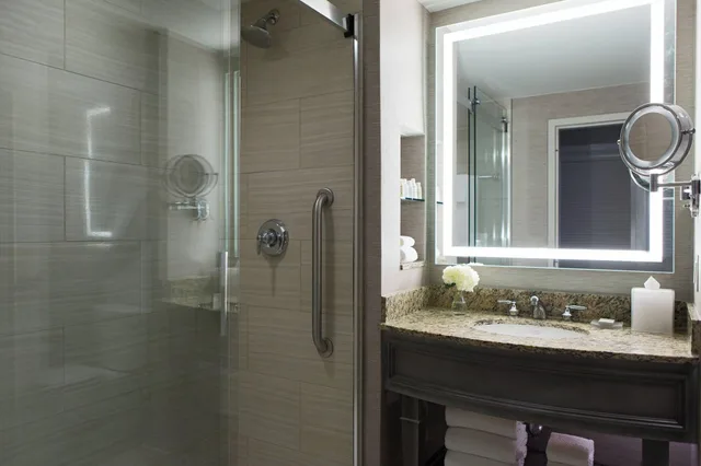 غرفة تنفيذية ركنية بسرير كينج، Renaissance Tampa International Plaza Hotel 4/7