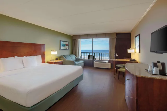 Deluxe, Suite, Ocean View, La Quinta Inn & Suites by Wyndham Cocoa Beach Oceanfront 1/6