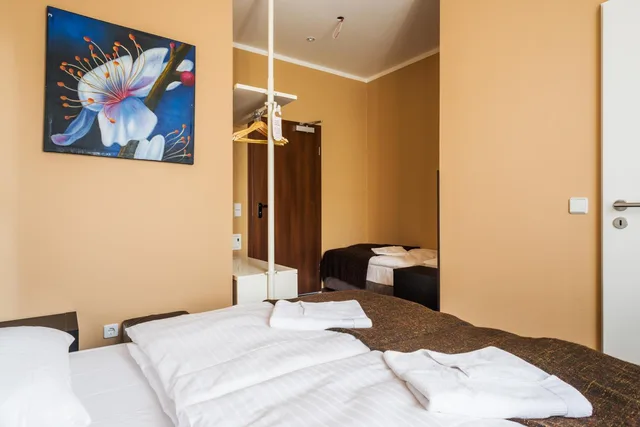 Room, Triple, Apple City Hotel 2/10