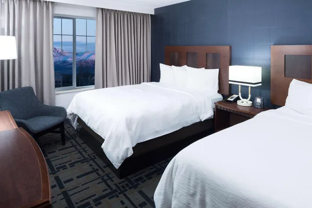 جناح بريميوم بسريرين كوين بإطلالة على الجبل بغرفتين، Embassy Suites by Hilton Anchorage 1/1