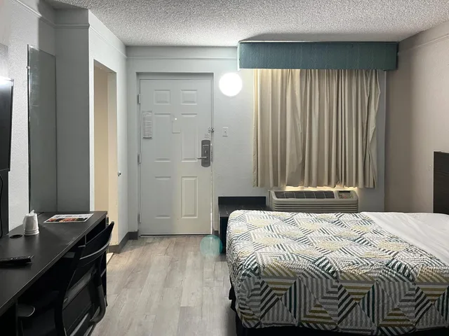 Room, Queen Bed, Accessible, Motel6 Council Bluffs, IA - Omaha East 8/10