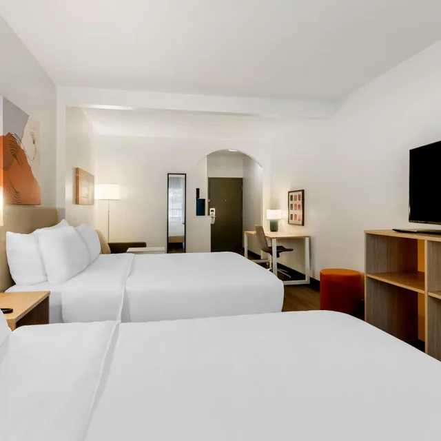 غرفة بسريرين كوين مع أريكة، Spark by Hilton Salem East Electric Road 1/3
