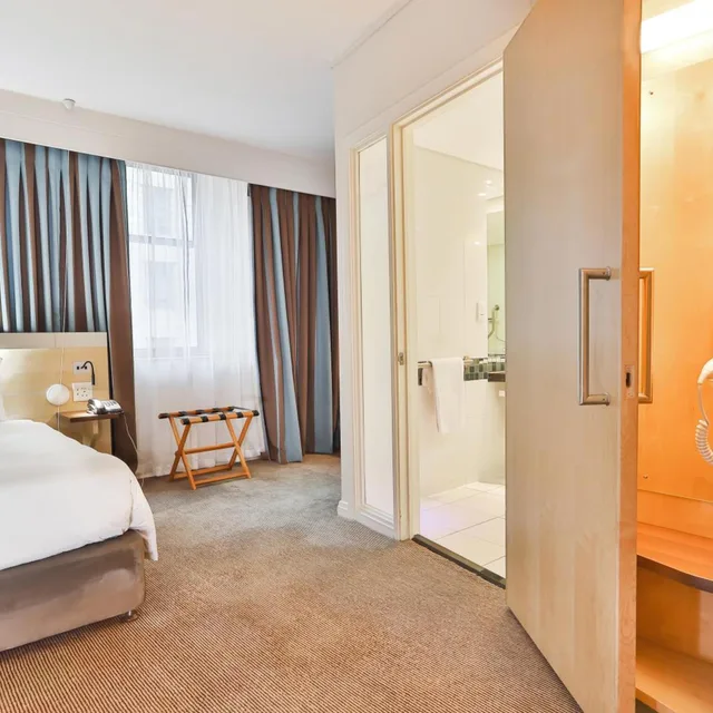 غرفة قياسية بسريرين منفصلين للمدخنين لذوي الإعاقة، HOLIDAY INN EXPRESS CAPE TOWN CITY CENTRE 4/10