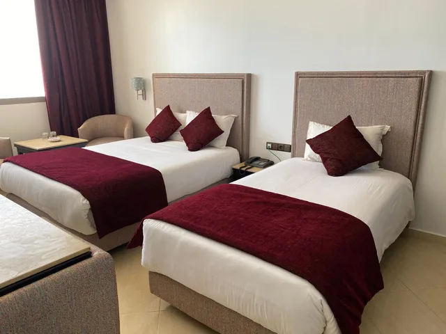 غرفة بسريرين منفصلين بحوض استحمام، Azur Hotel 1/7