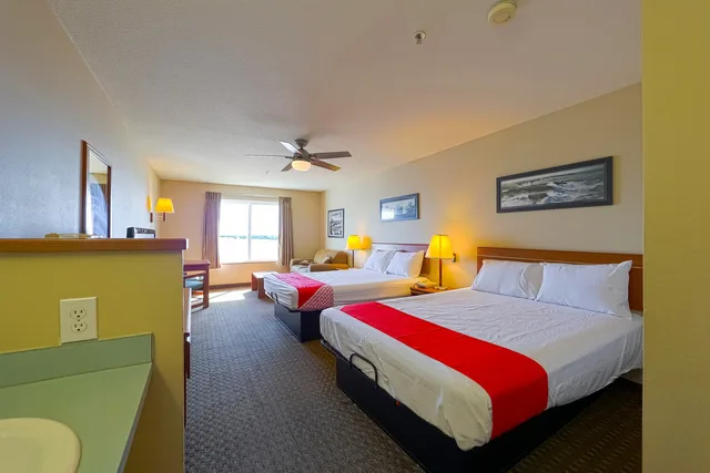 Double Queen Room - Bay view، Siletz Bay Beachfront Hotel by OYO Lincoln City 7/10