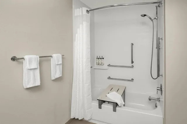 غرفة قياسية بسريرين كوين بحوض استحمام لذوي الإعاقة، Holiday Inn Express HATTIESBURG WEST – UNIV AREA 5/5
