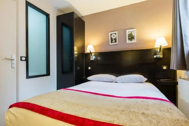Adjoining, Double Bed، HOTEL BONSEJOUR MONTMARTRE 1/4