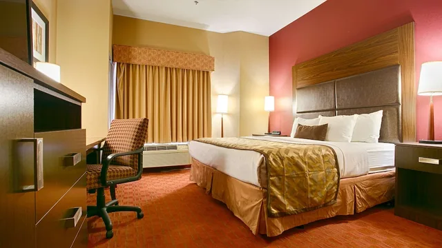 غرفة قياسية بسرير كينج، Best Western Plus Woodland Hills Hotel Suites 2/5